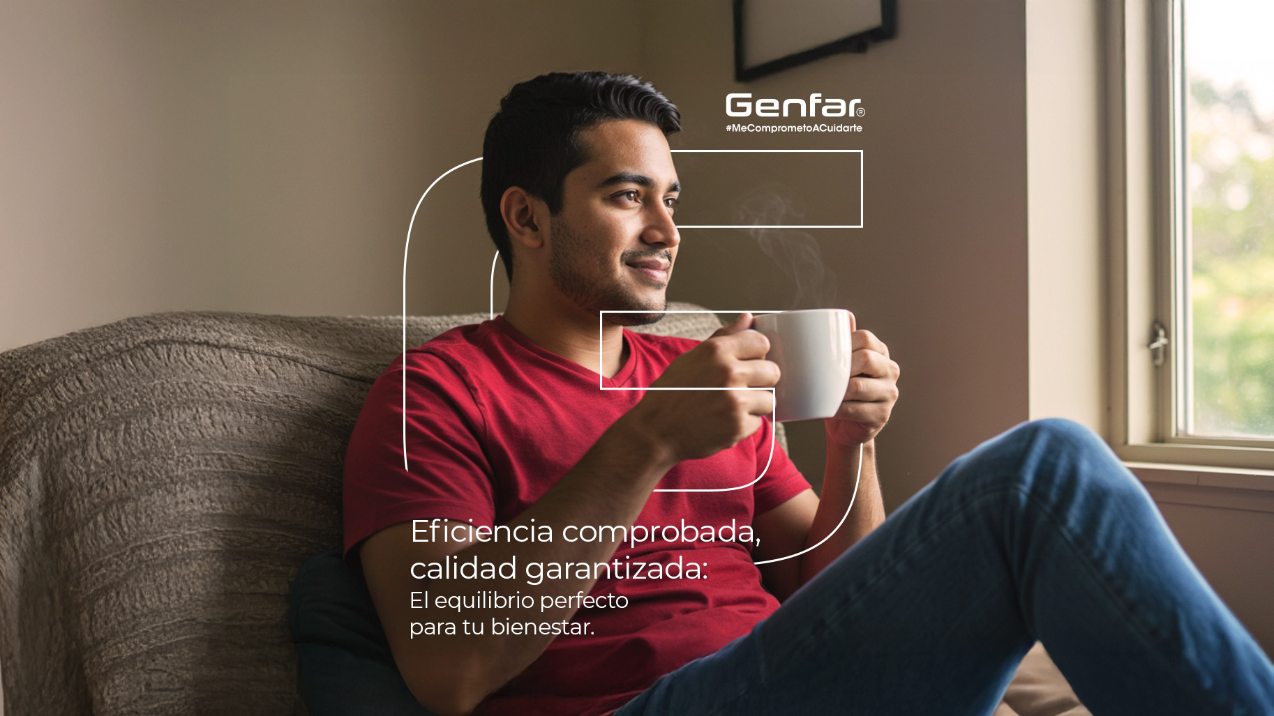Dos mujeres sonriendo mientras se miran.
