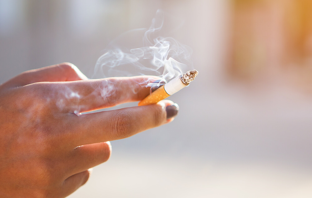 Mano sosteniendo un cigarrillo