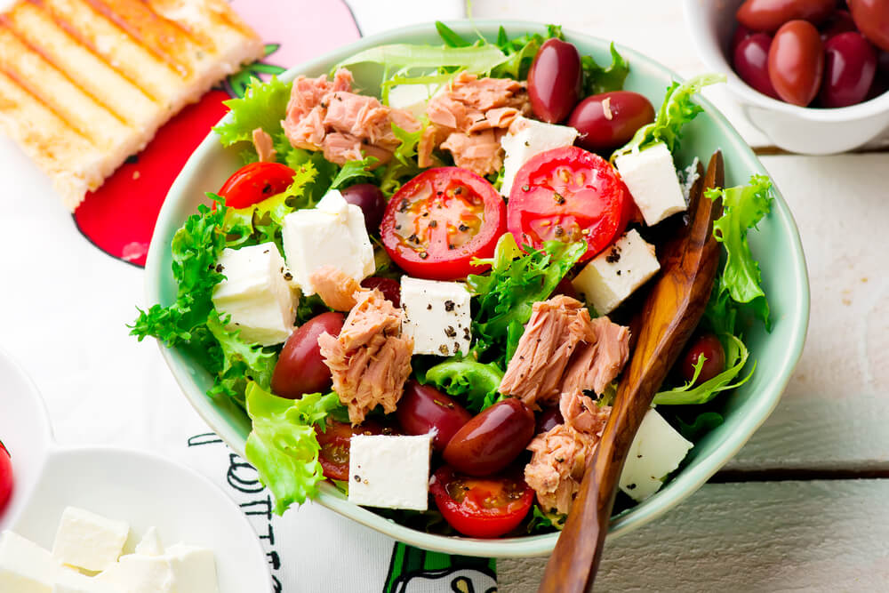 Ensalada de tomate y escarola con atún