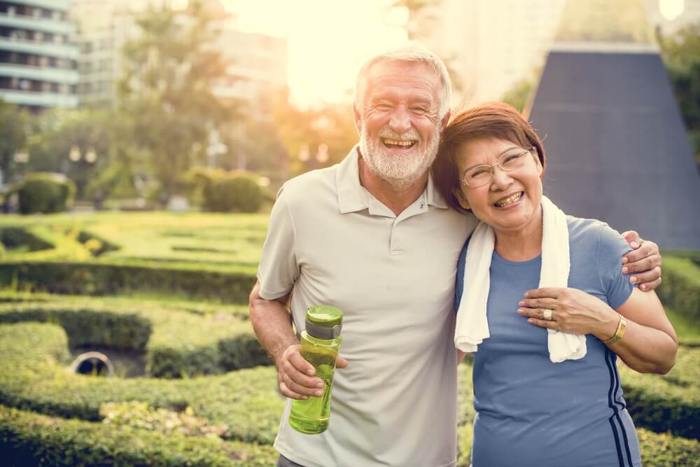 Pareja de ancianos sonriendo después del ejercicio