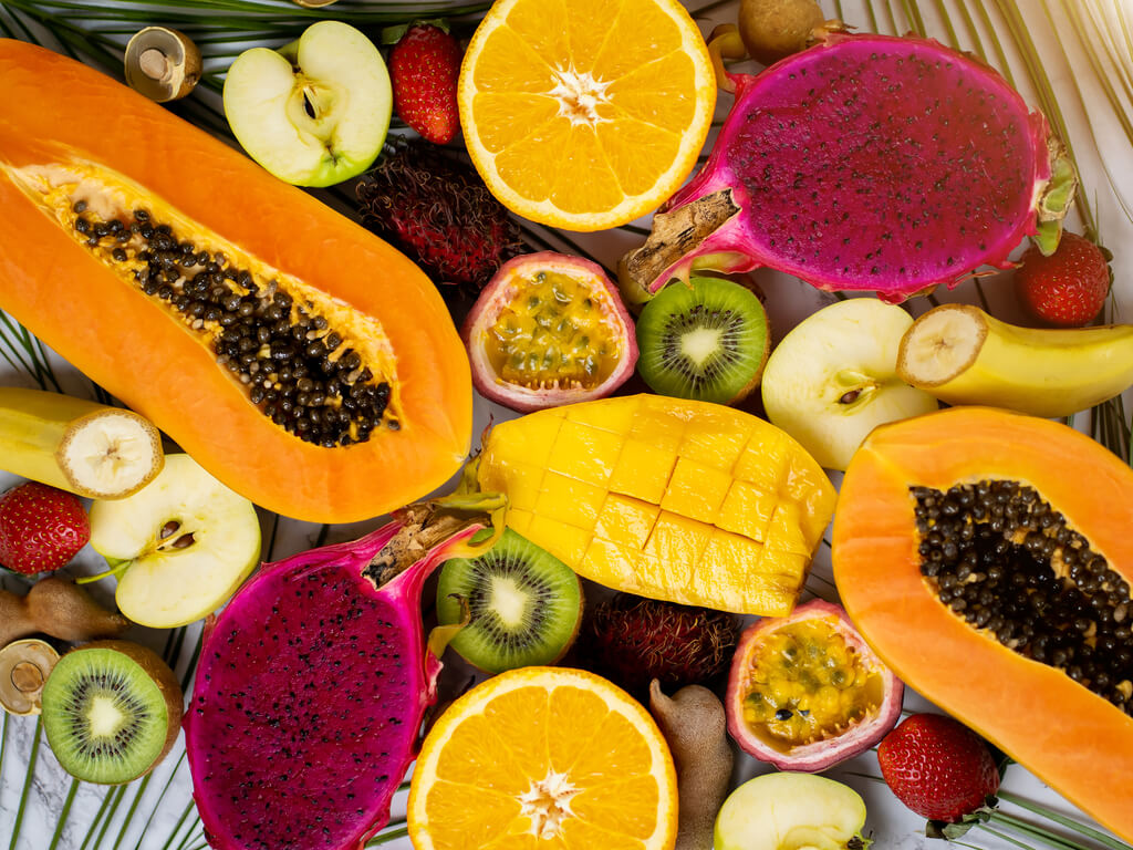 Frutas tropicales cortadas en una mesa.