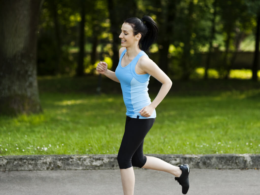 Mujer atlética corriendo.