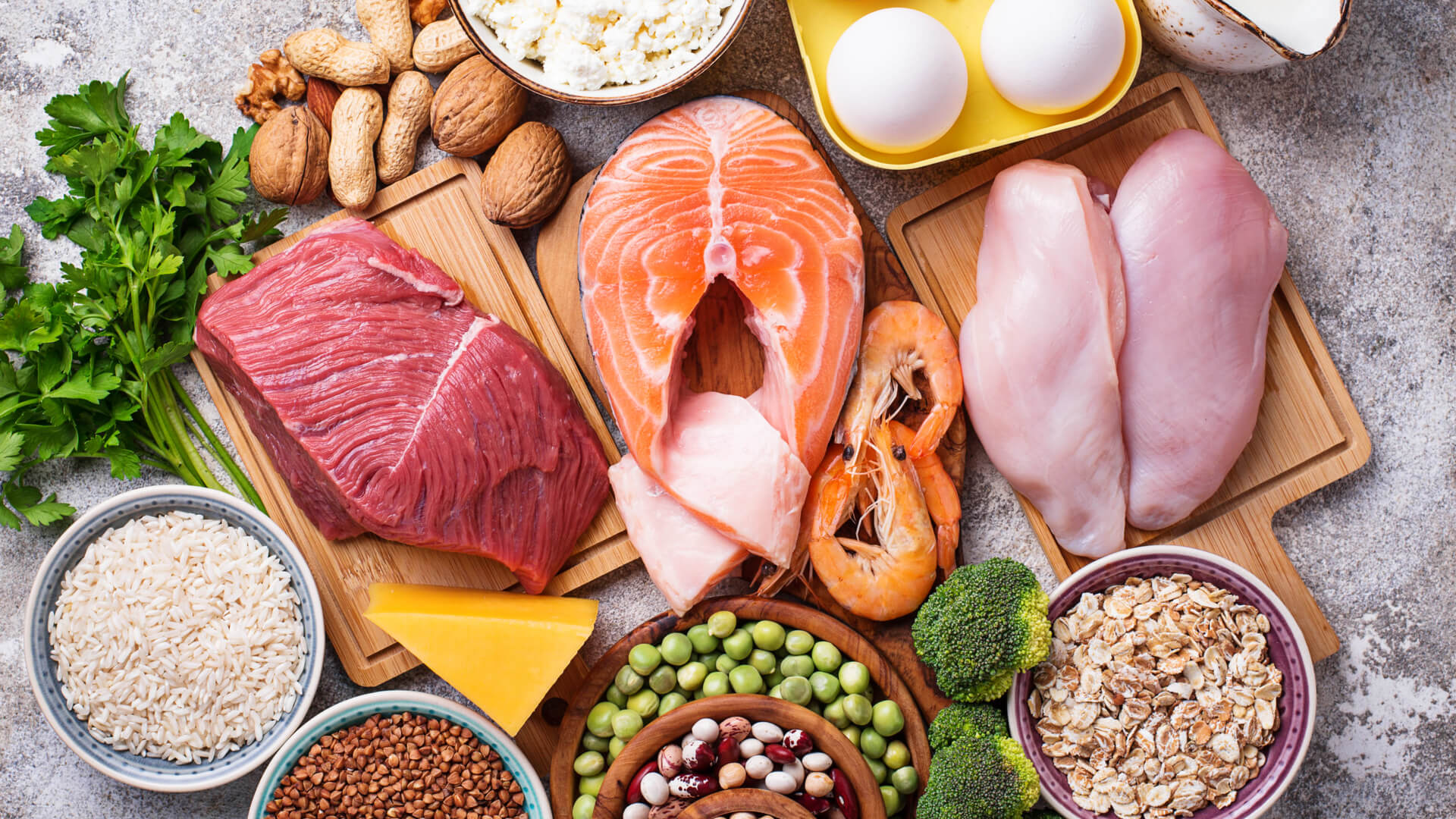 Alimentos saludables ricos en proteínas. Carne, pescado, productos lácteos, frutos secos y frijoles.