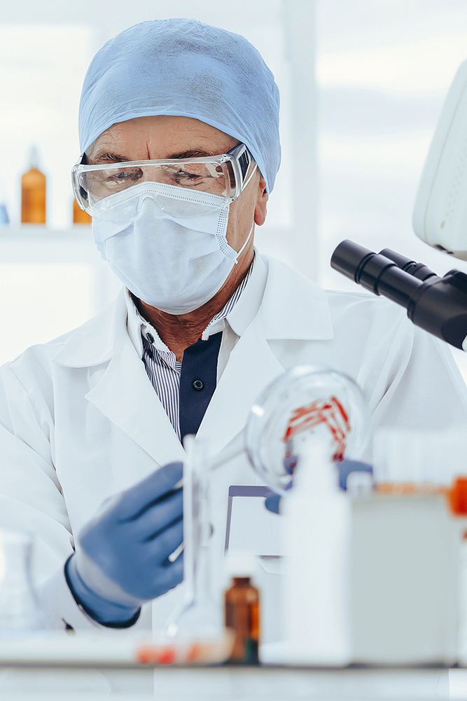 Hombre con un microscopio